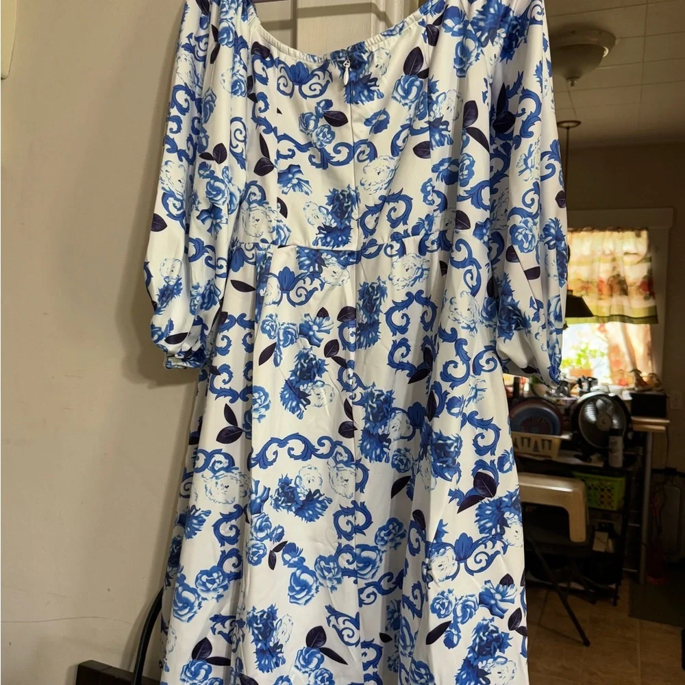 Off-Shoulder Blue and White Dress - Picture 4 of 4